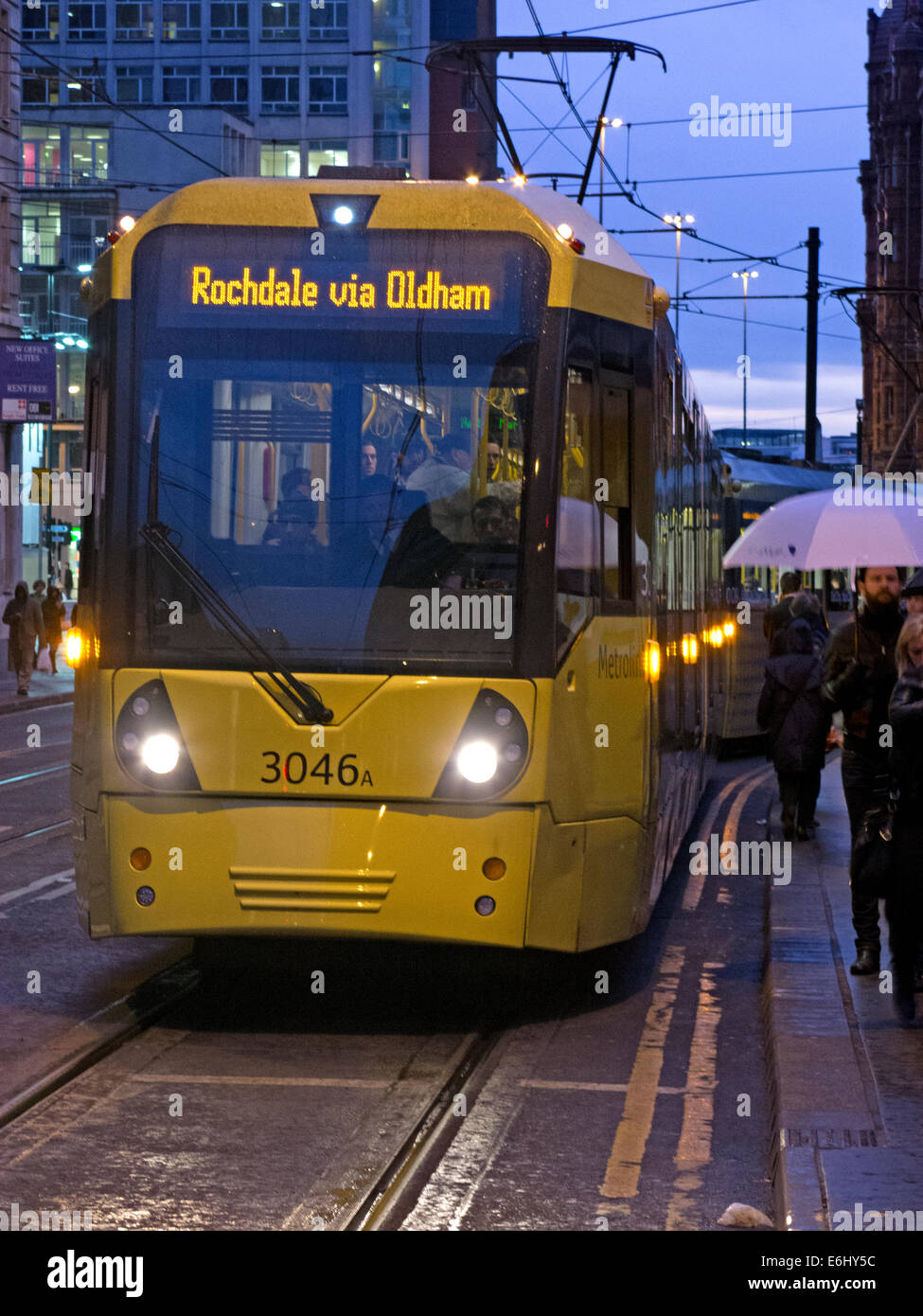Gelbe Manchester Straßenbahnen in der Abenddämmerung, England, UK Stockfoto