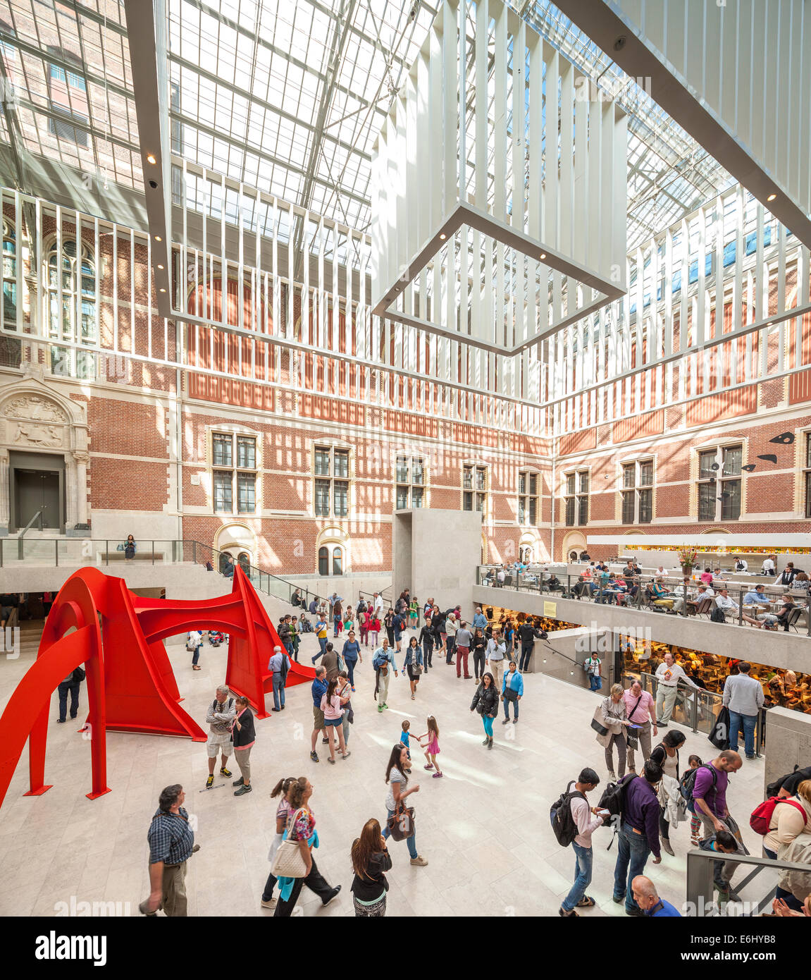 Rijksmuseum Amsterdam. Die Eingangshalle Hall des Rijksmuseums renovierten (2003-2013), mit einer Skulptur von Calder und Besucher Stockfoto