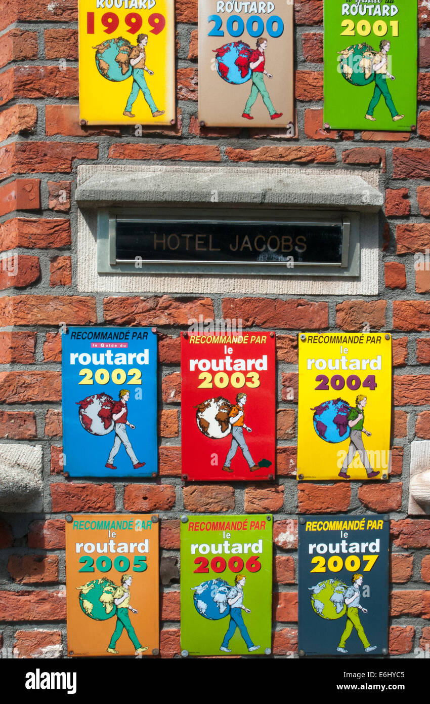 Reiseführer Billigung Plaketten montiert an der Wand eines Hotels in Brügge, Belgien Stockfoto