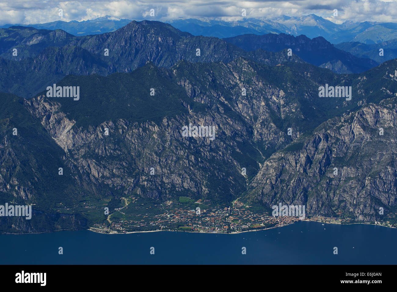 Landschaft-Blick über den Lago di Garda vom Monte Baldo, über der Stadt Malcesine, Lago di Garda, Lombardei, Trentino, Italien, Tourismus, Alpen Stockfoto