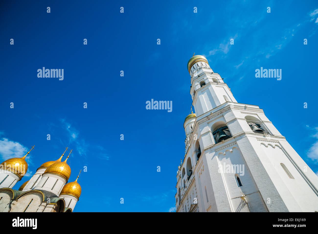 Moskauer Kreml-Tour - 39. Rückblick auf den Glockenturm. Himmelfahrt (Dormition)-Kathedrale (links) Stockfoto
