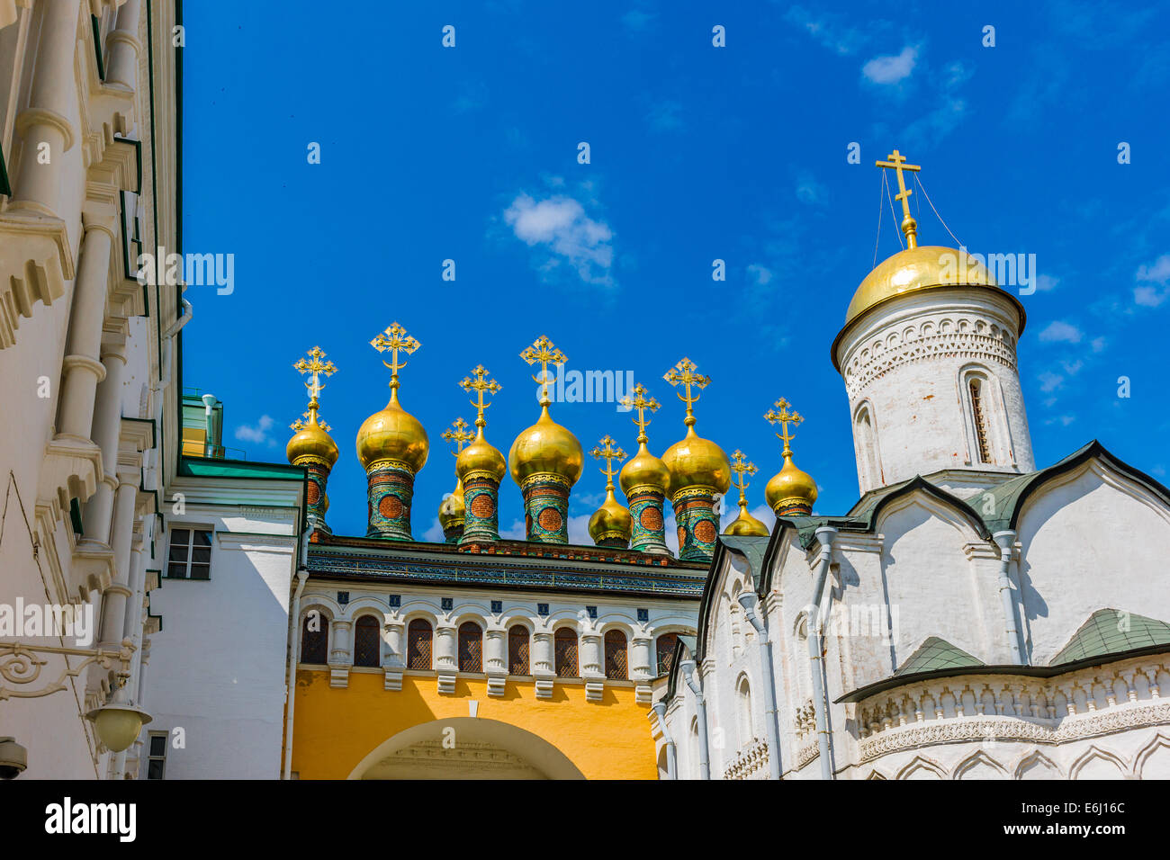 Moskauer Kreml-Tour - 42. Kirche der Verlegung der Muttergottes Heilige Robe (rechts) Stockfoto