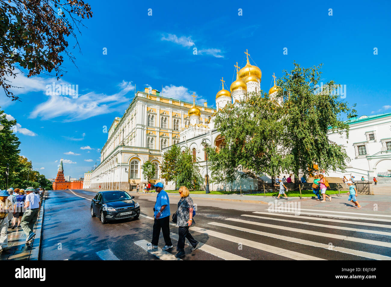 Moskauer Kreml-Tour - 52. Verkehr im Moskauer Kreml. Touristen überqueren die Borovitsky Straße Stockfoto