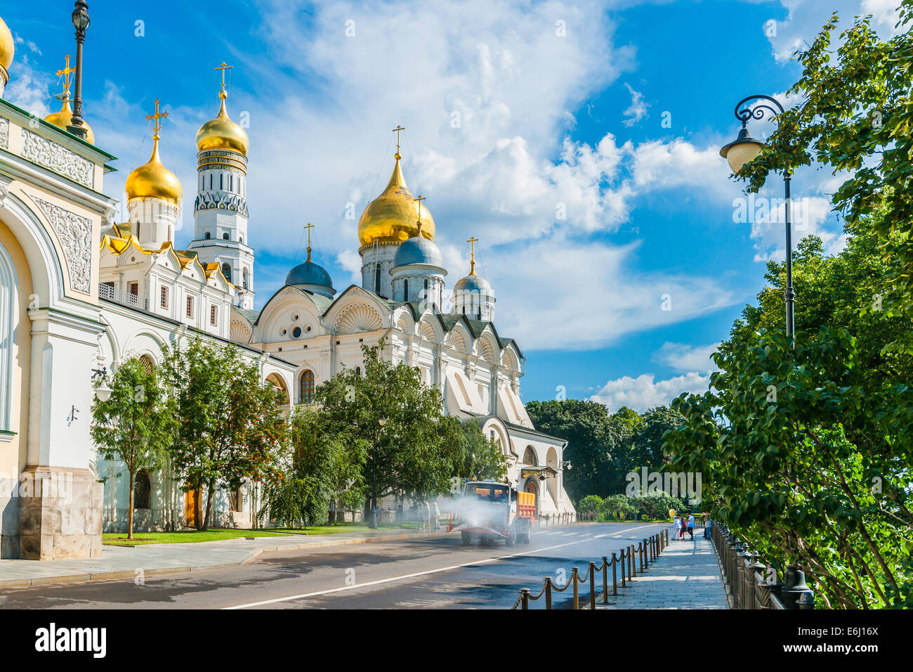 Moskauer Kreml-Tour - 56. Heißer Sommertag. Sprinkler-Maschine Wasser die Straße im Kreml Stockfoto