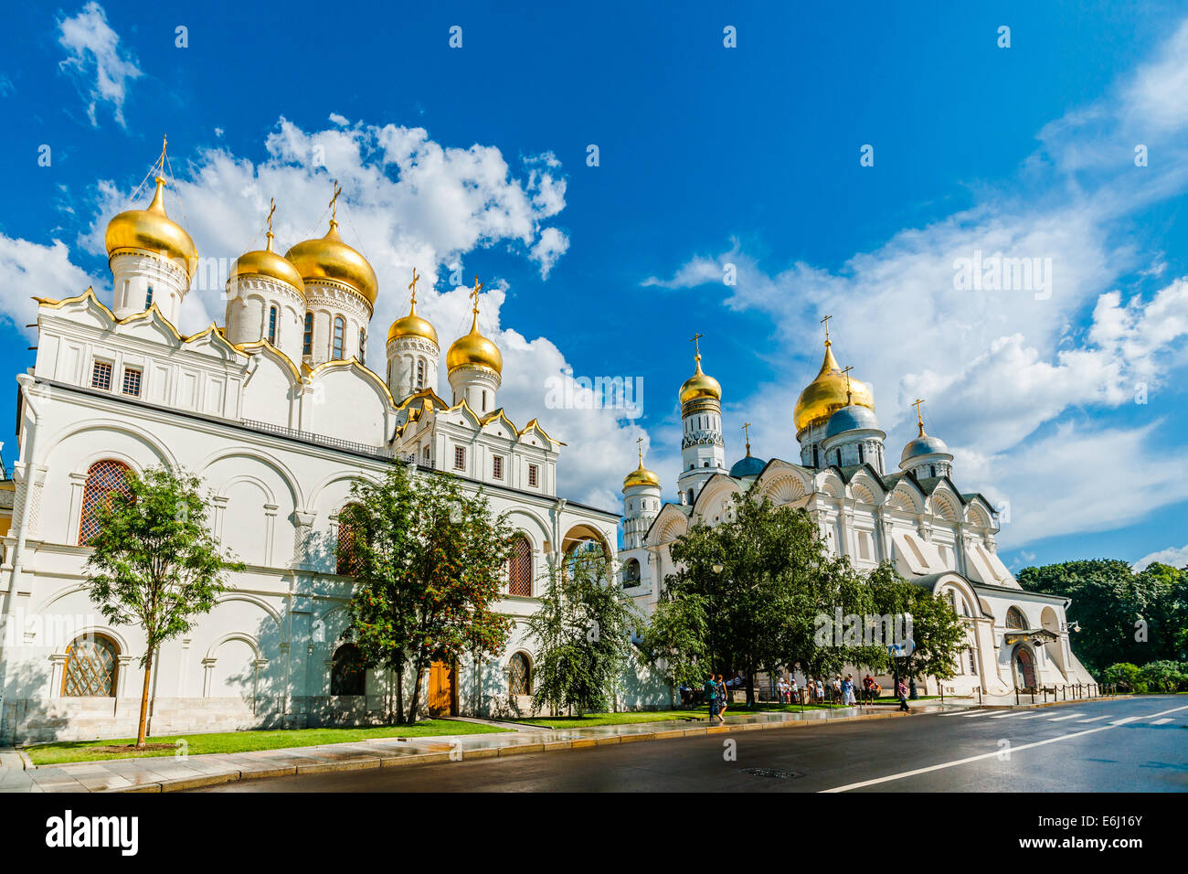 Moskauer Kreml-Tour - 57. Verkündigung (links) und Erzengel (rechts) Kathedralen des Moskauer Kreml Stockfoto