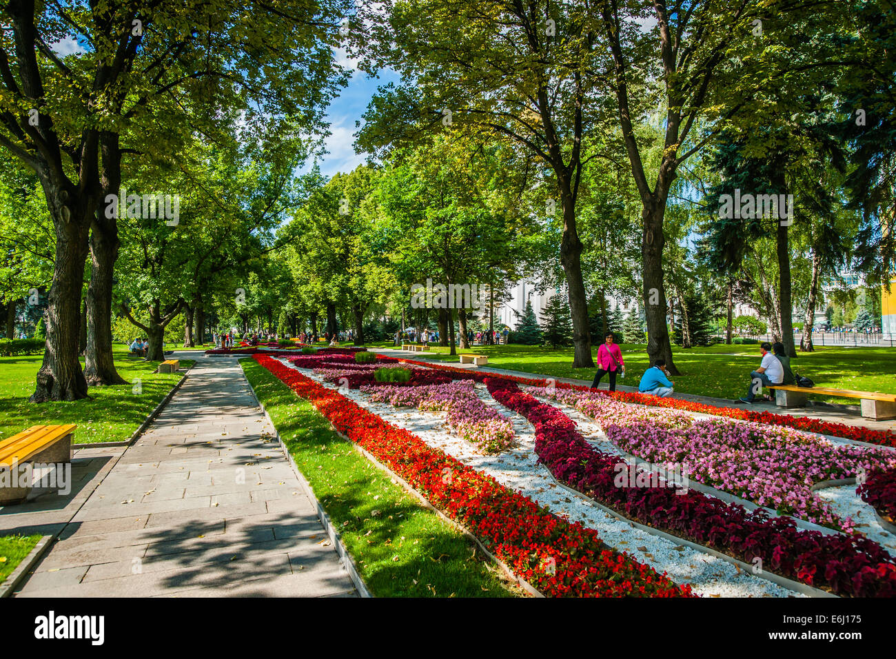 Moskauer Kreml-Tour - 63. Touristen, die Ruhe in den Grand Kremlin Public Garden ist der Teil des geheimen Gartens Stockfoto