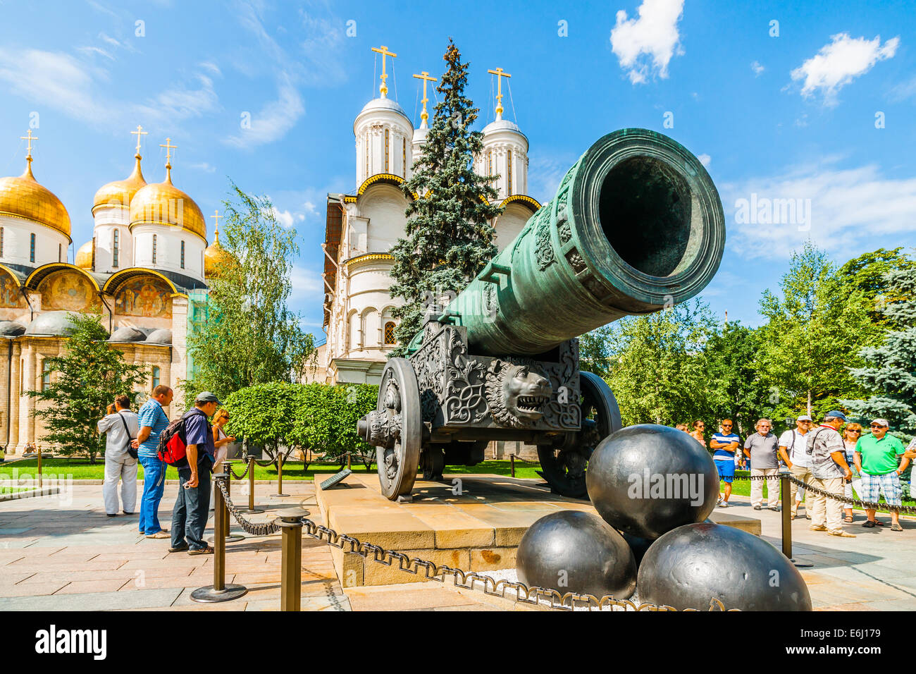 Moskauer Kreml-Tour - 67. Zarenkanone und Kathedralen. Die Kanone wurde 1586 vom russischen Pistole Hersteller Andrey Chokhov gegossen. Stockfoto
