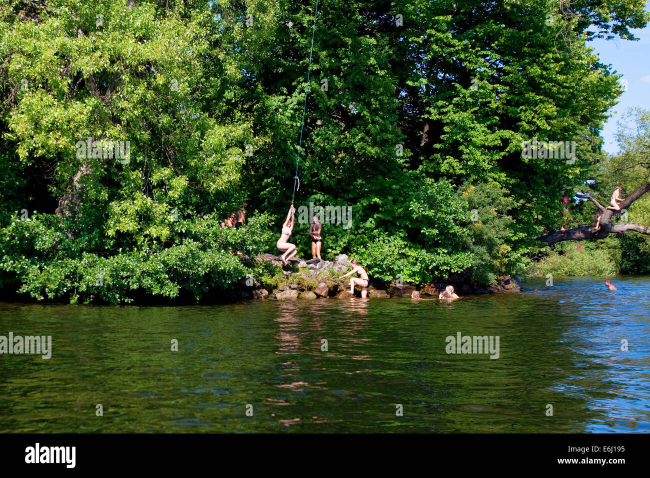 Schweden, Stockholm - Kinder, die Spaß im Wasser am Smedsuddsbadet Stockfoto