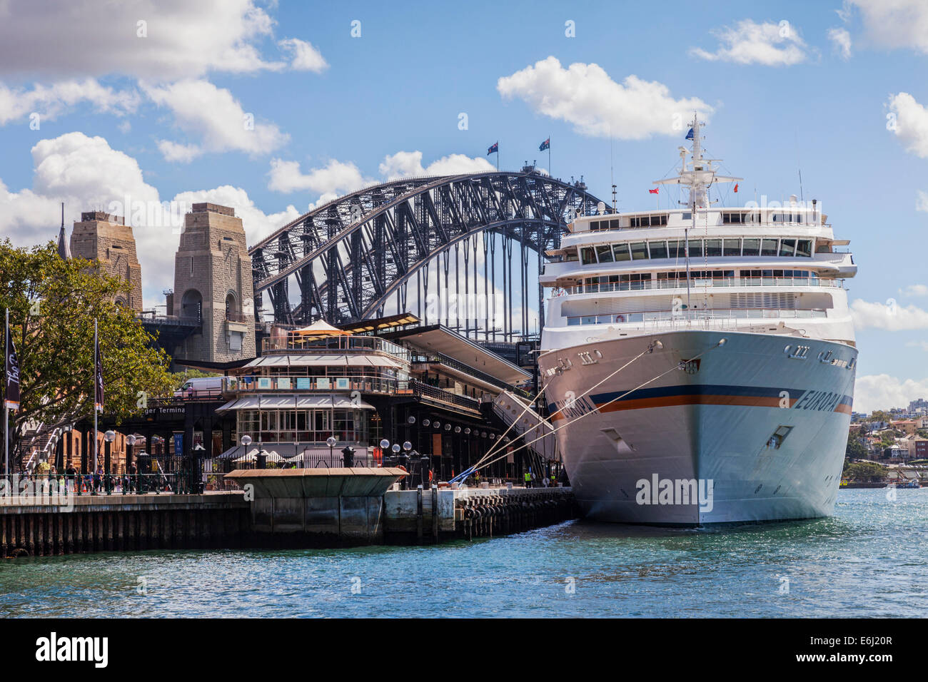 Kreuzfahrtschiff Europa, ein Schiff der deutschen Hapag-Lloyd-Gesellschaft vertäut am Circular Quay, Sydney. Stockfoto