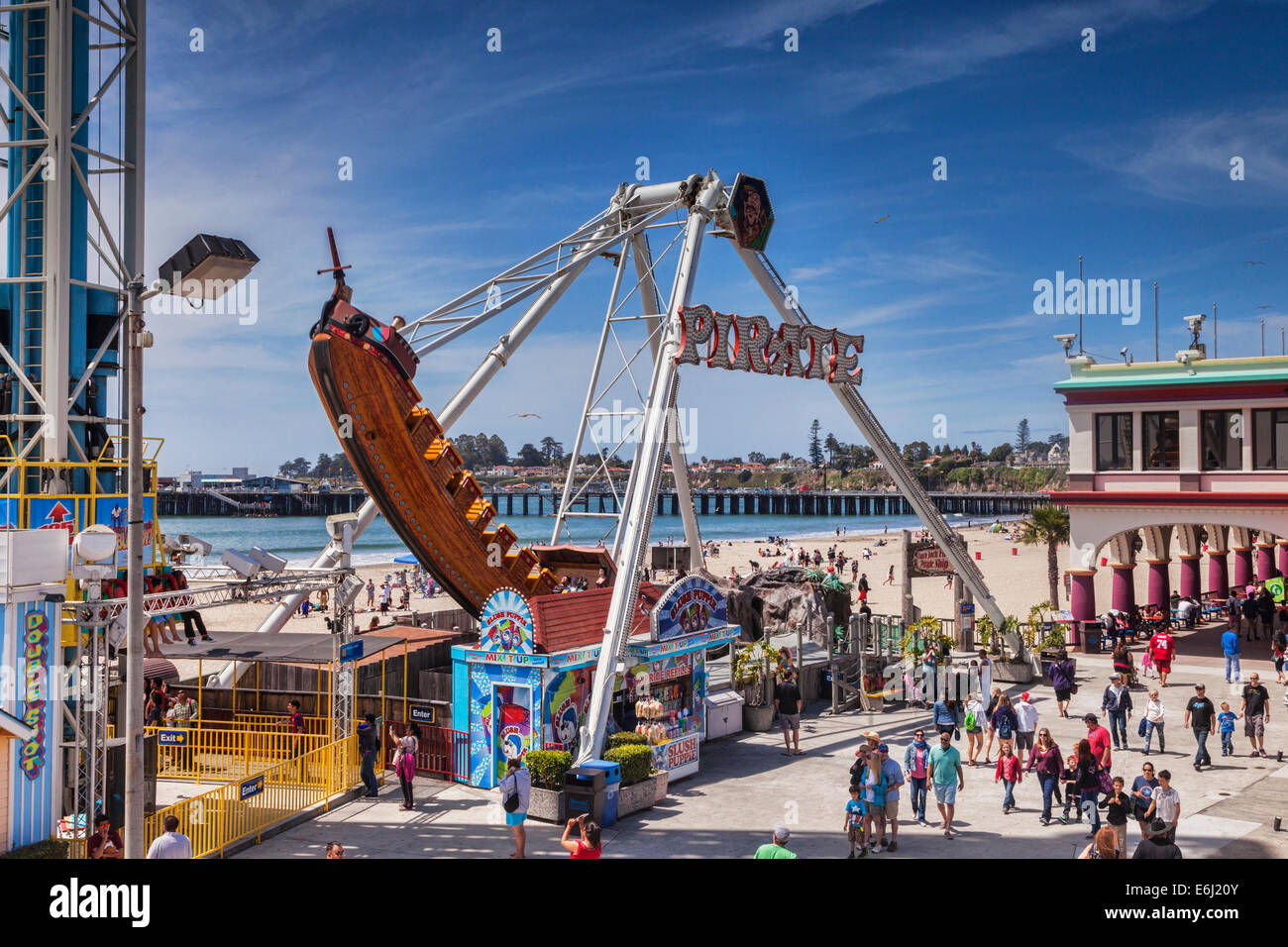 Piratenschiff auf Santa Cruz Boardwalk, Kalifornien, USA. Stockfoto