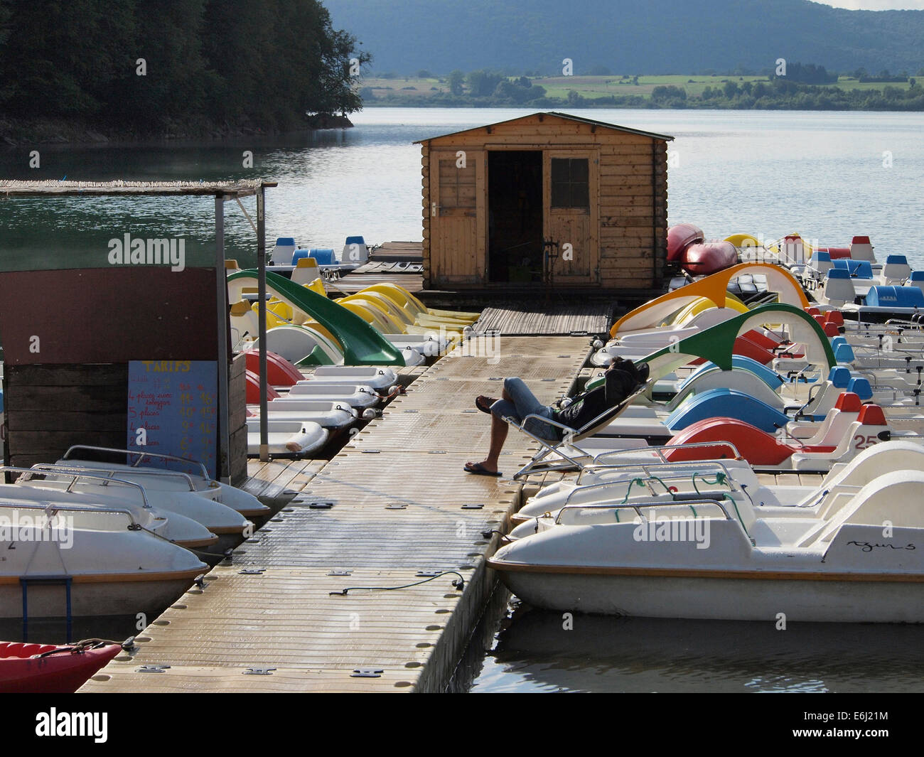 Vermietung von Tretbooten am Lac de Chalain ist ein sehr entspannter Job, Jura, Frankreich Stockfoto
