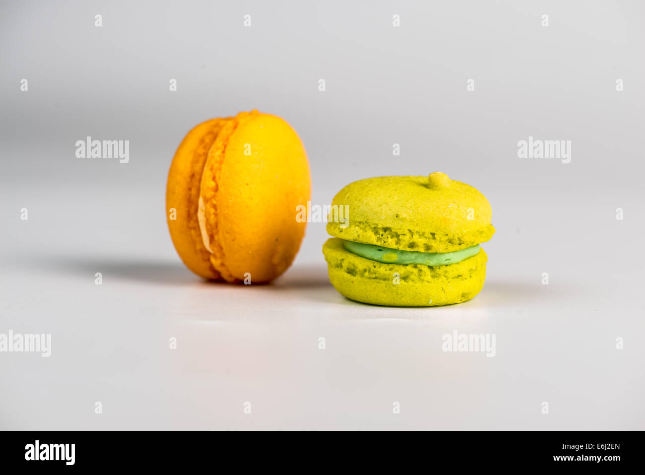 Köstliche Gruppe von frischen und süßen Macarons isoliert Stockfoto