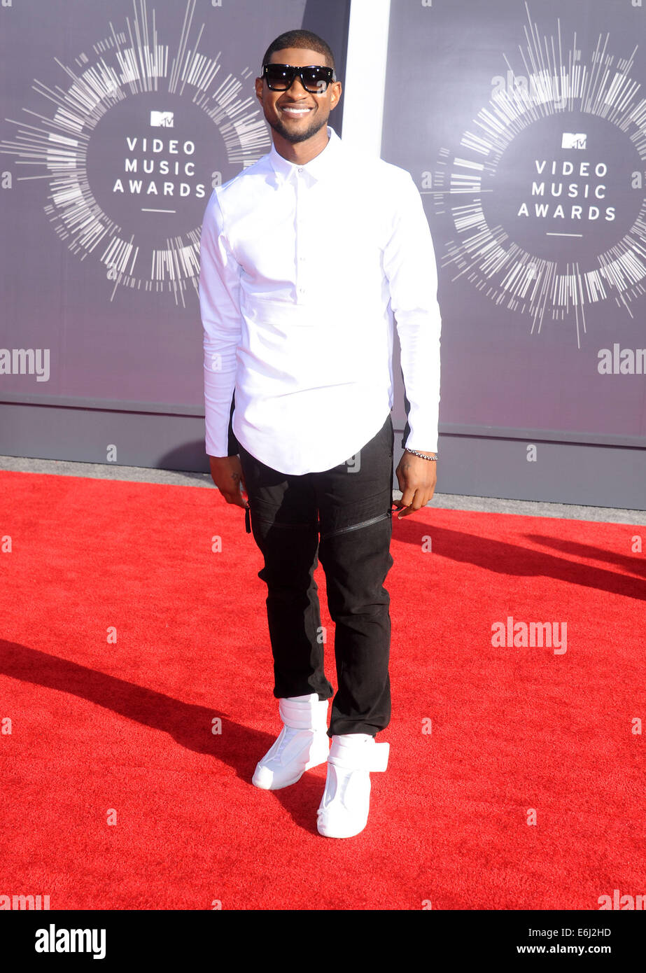 Inglewood, Kalifornien, USA. 24. August 2014. Usher kommt für die 2014 Mtv Vidoe Music Awards auf dem Forum. Bildnachweis: Lisa O'Connor/ZUMA Draht/Alamy Live-Nachrichten Stockfoto