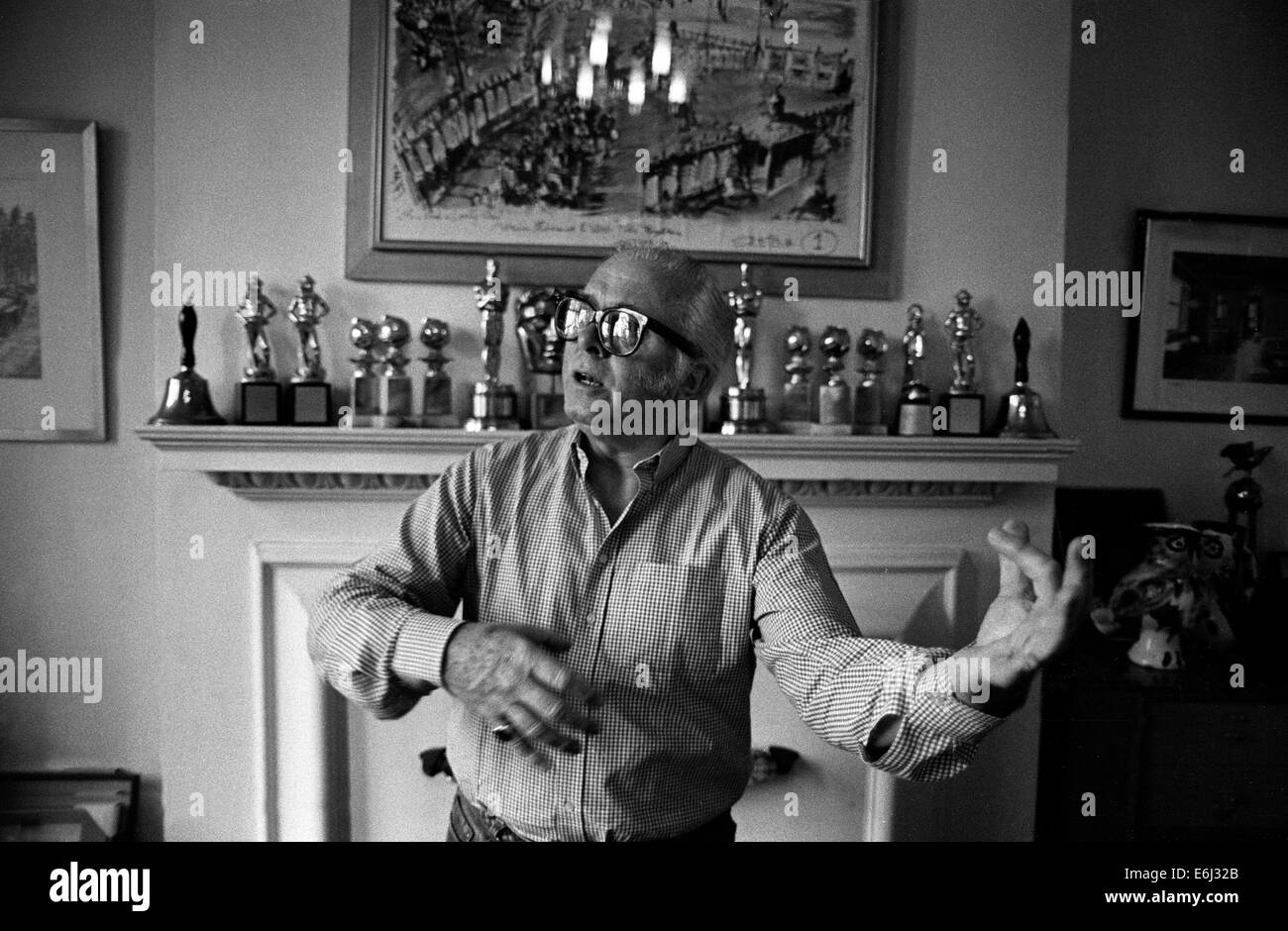 Datei-PICS: Richmond, London. Richard Attenborough geboren 1923-, Schauspieler, Produzent, Regisseur gesehen hier in seinem Haus in Richmond in Westlondon Angeberei Tanzschritte von seinem Film Chorus Line, die er propagiert wurde. Beachten Sie die Anzahl der Oscars, Bafta-Awards im Hintergrund. Ungesehene Fotografien aus einer fotografischen Sitzung für eine deutsche Zeitschrift und verlor bis 2010.   Bildnachweis: BRIAN HARRIS/Alamy Live-Nachrichten Stockfoto