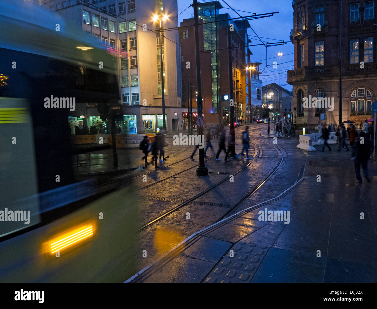 Gelbe Manchester Straßenbahnen in der Abenddämmerung, England, UK Stockfoto