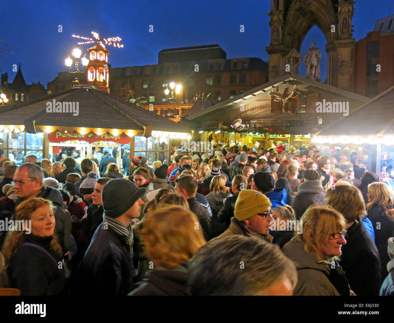 Besucher & Shopper genießen Manchester deutsche Weihnachtsmärkte in Albert Square, Dezember in der Abenddämmerung Stockfoto