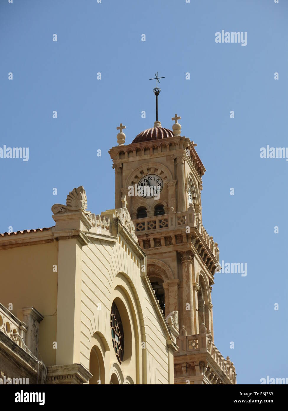 Saint Minas Kathedrale in Heraklion, Kreta, Griechenland. Kirchturm mit Uhr. Stockfoto