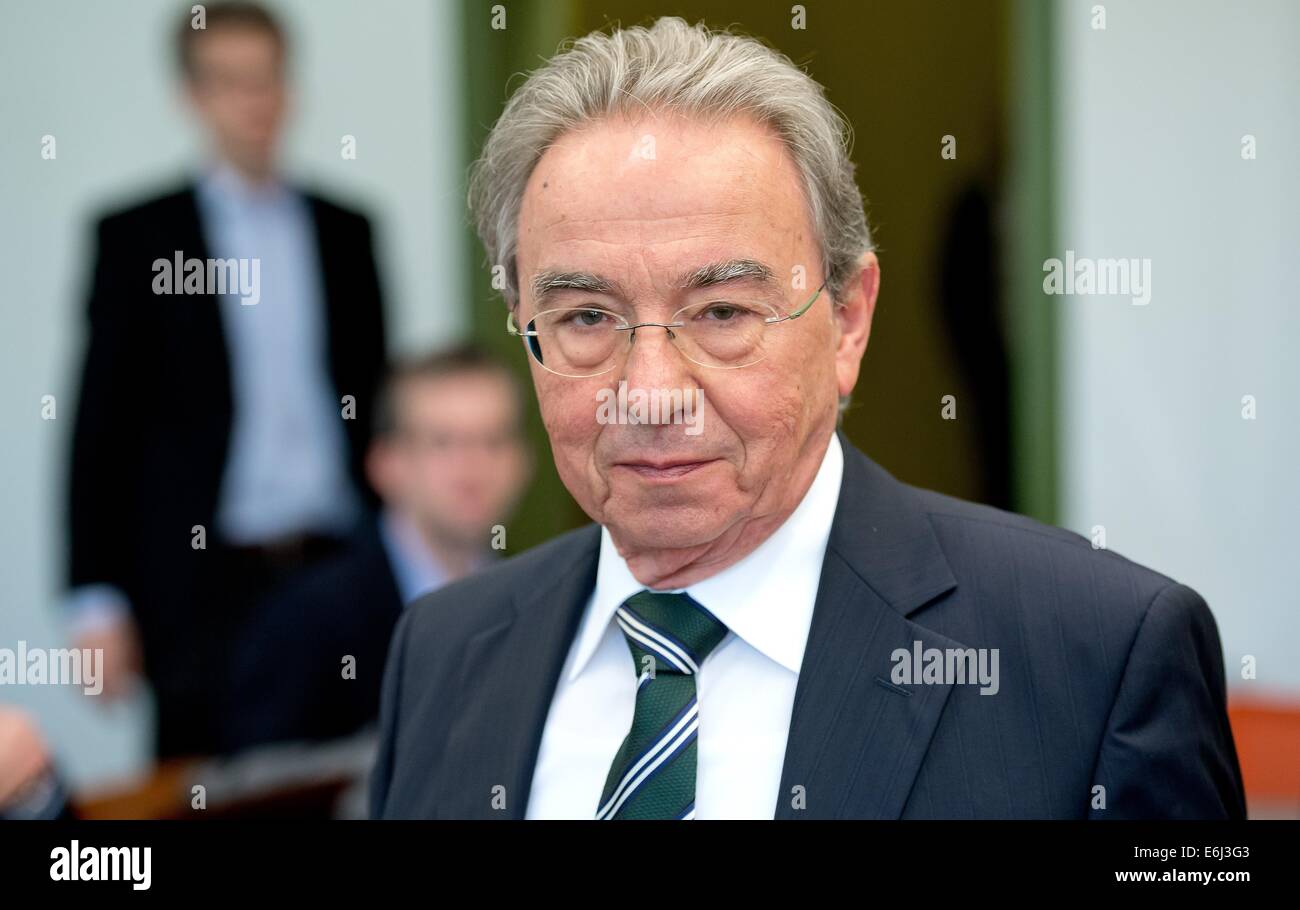 München, Deutschland. 25. August 2014. BayernLB-Vorsitzender Rudolf Hanisch auf den Beginn des Prozesses gegen ehemalige Manager des bayerischen Staates Bank Bayern LB beim Amtsgericht wartet in München, Deutschland, 25. August 2014. Die ehemaligen Manager werden Unterschlagung in Bezug auf den Kauf der österreichischen Hypo Group Alpe Adria (HGAA) vorgeworfen. Foto: Sven Hoppe/Dpa/Alamy Live News Stockfoto