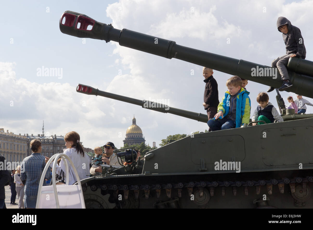 Kinder spielen mit militärischer Technik während der Ausstellung der russischen Armee moderne militärische Ausrüstung Stockfoto