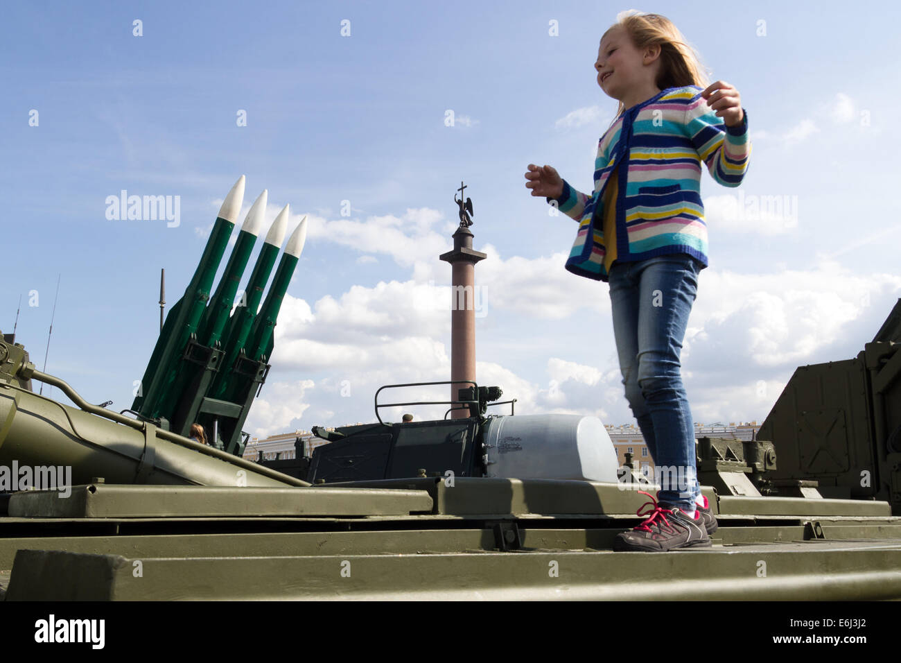 Mädchen spielt mit militärischen Technik, St. Petersburg, Russland, 23.08.2014 Stockfoto