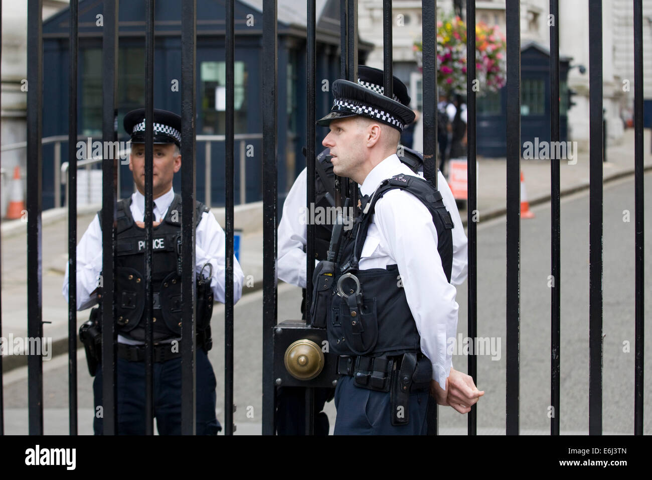 Polizei bewacht die Tore an der 10 Downing Street City of Westminster London England Stockfoto