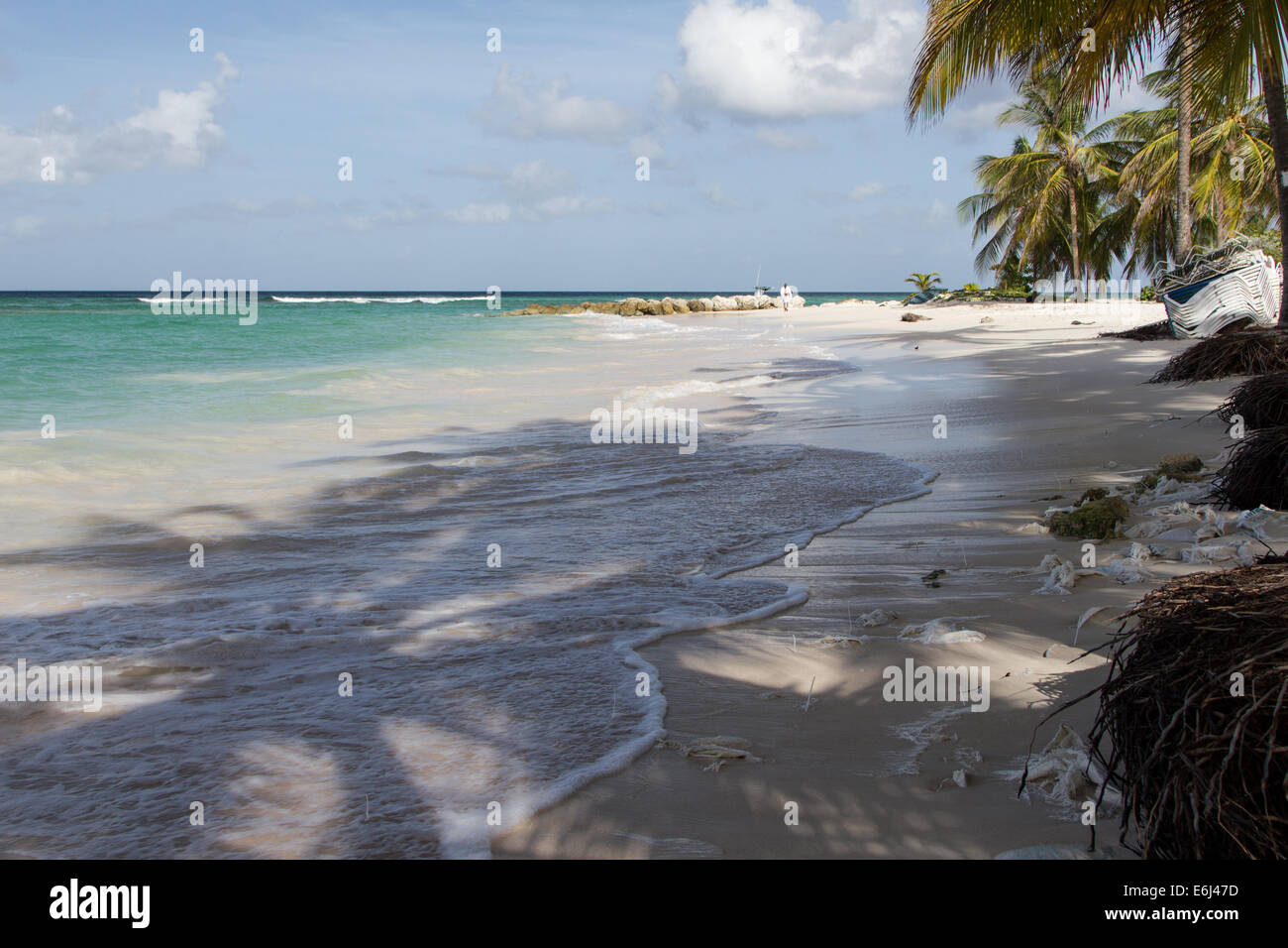 Aussicht auf den Strand in St. Lawrence Gap Barbados mit Palmen und blauer Himmel Stockfoto