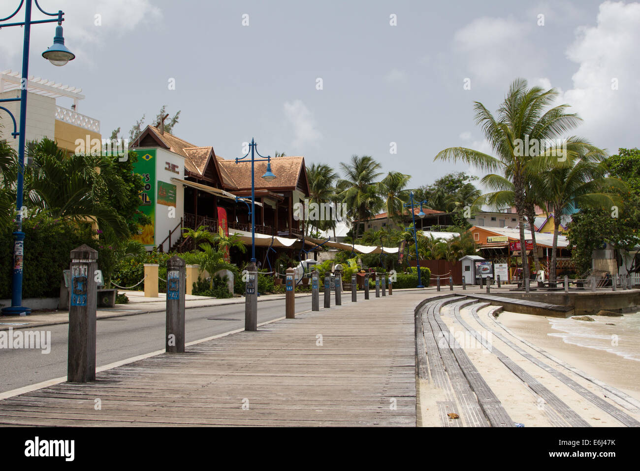 Street View von St. Lawrence Gap "Lücke" mit Strand, Promenade und Meer Stockfoto