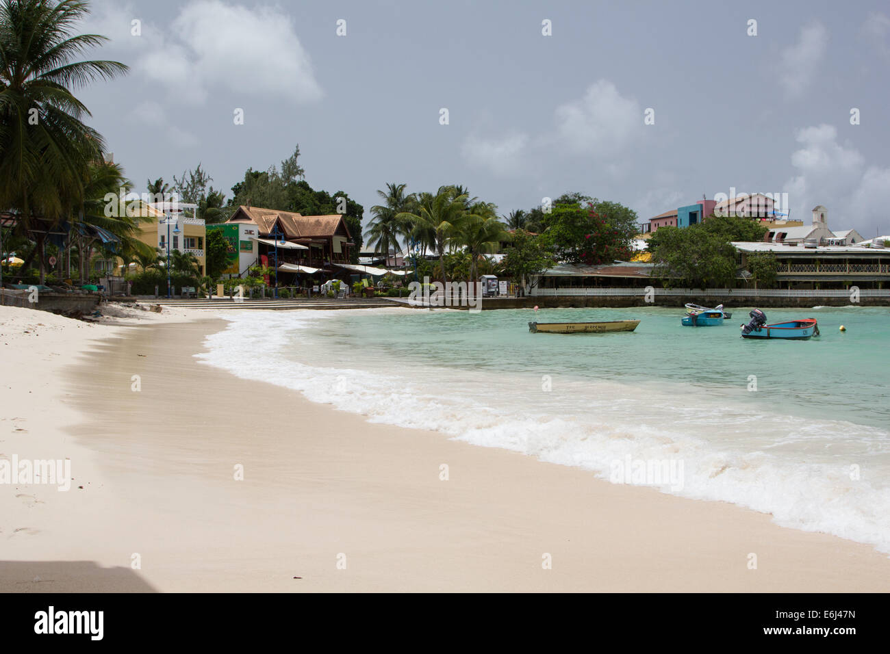 Aussicht auf den Strand in St. Lawrence Gap Barbados mit Fische-Restaurant im Hintergrund Stockfoto