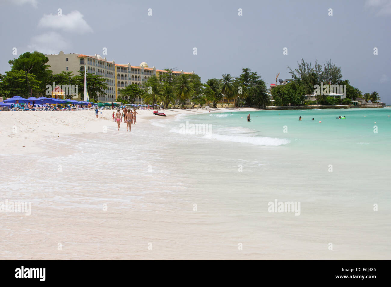 Ansicht von Dover Beach Barbados mit Meer und Sonnenschirme entlang der Küste mit Hotels im Hintergrund Stockfoto