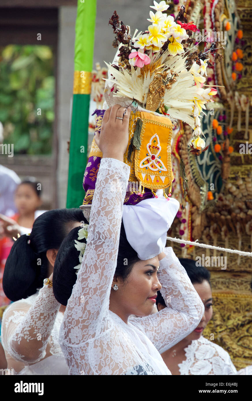 Frau, die Angebote religiöse Zeremonie Mengwi Bali Indonesien Stockfoto