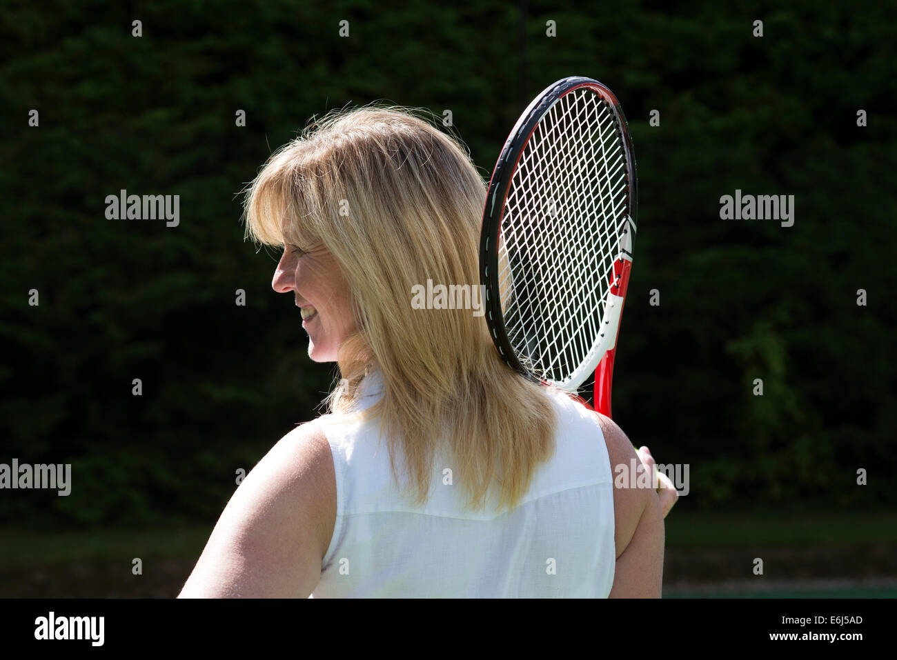 Porträt von weiblichen Spieler halten Tennisschläger auf ihrer Schulter A Rückansicht Stockfoto