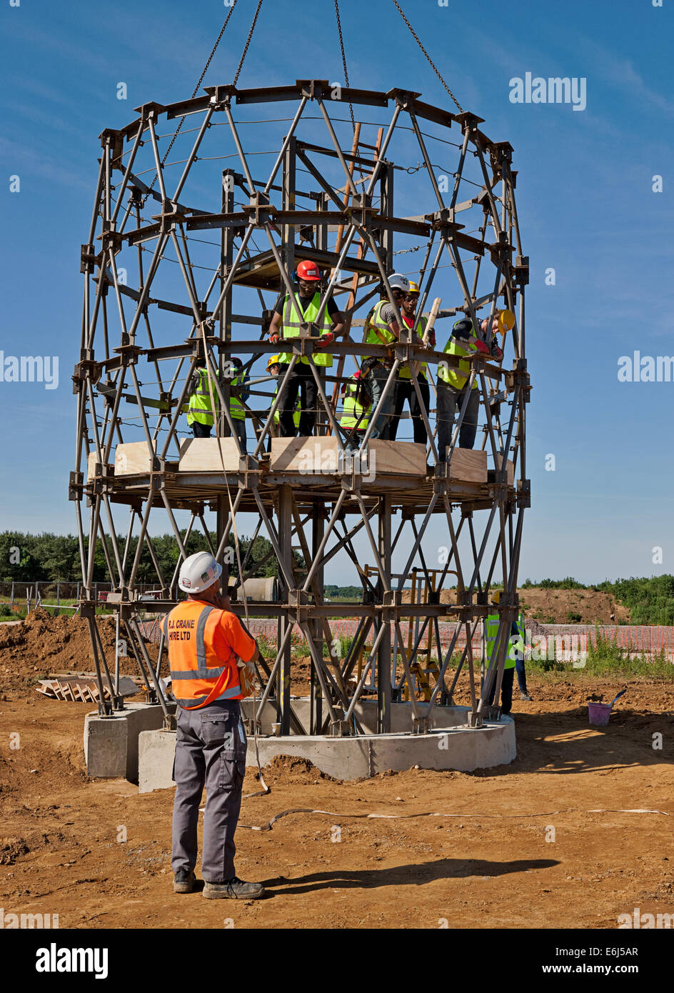 Bau-Schüler bauen ein Modell des Gebäudes Gherkin Stockfoto