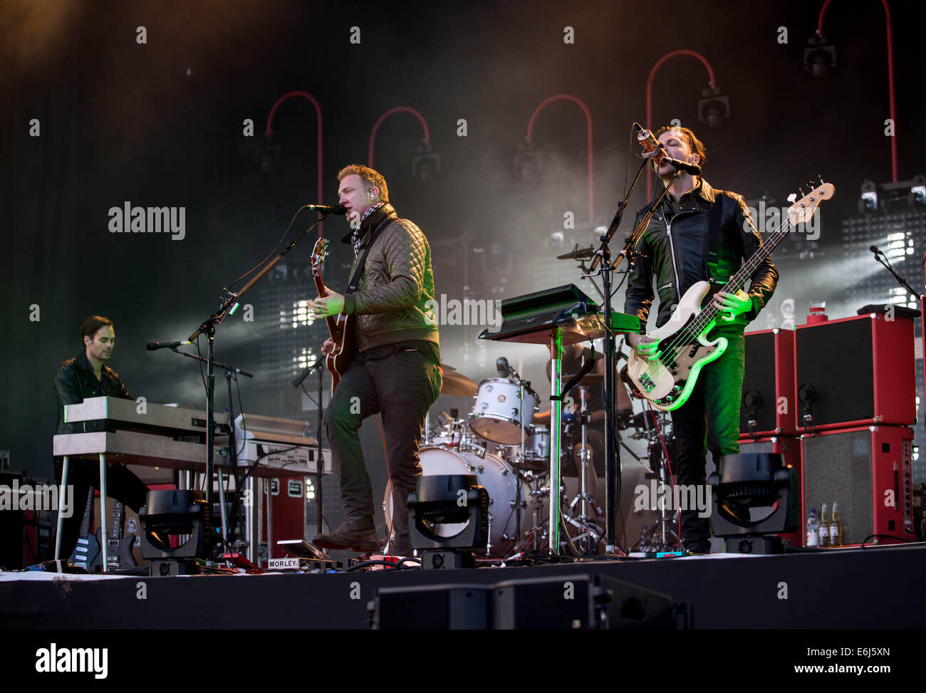 Leeds, UK. 23. August 2014. Josh Homme von Queens of the Stone Age führt am Tag2 des Leeds Festivals am Braham Park am 23. August 2014 in Leeds, England. Bildnachweis: Sam Kovak/Alamy Live-Nachrichten Stockfoto
