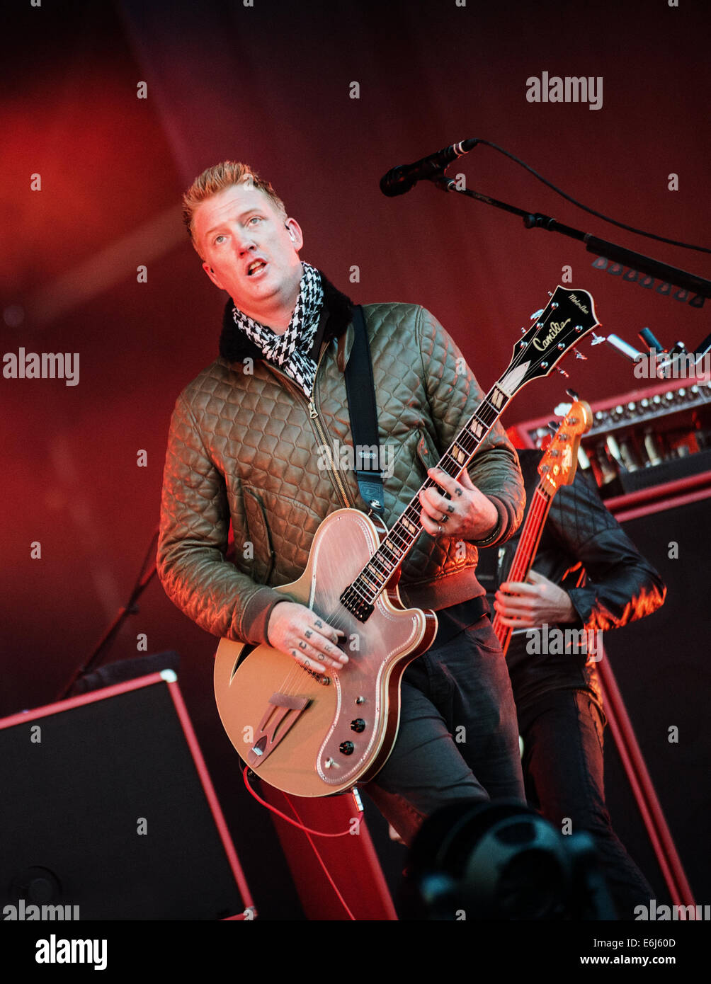 Leeds, UK. 23. August 2014. Josh Homme von Queens of the Stone Age führt am Tag2 des Leeds Festivals am Braham Park am 23. August 2014 in Leeds, England. Bildnachweis: Sam Kovak/Alamy Live-Nachrichten Stockfoto
