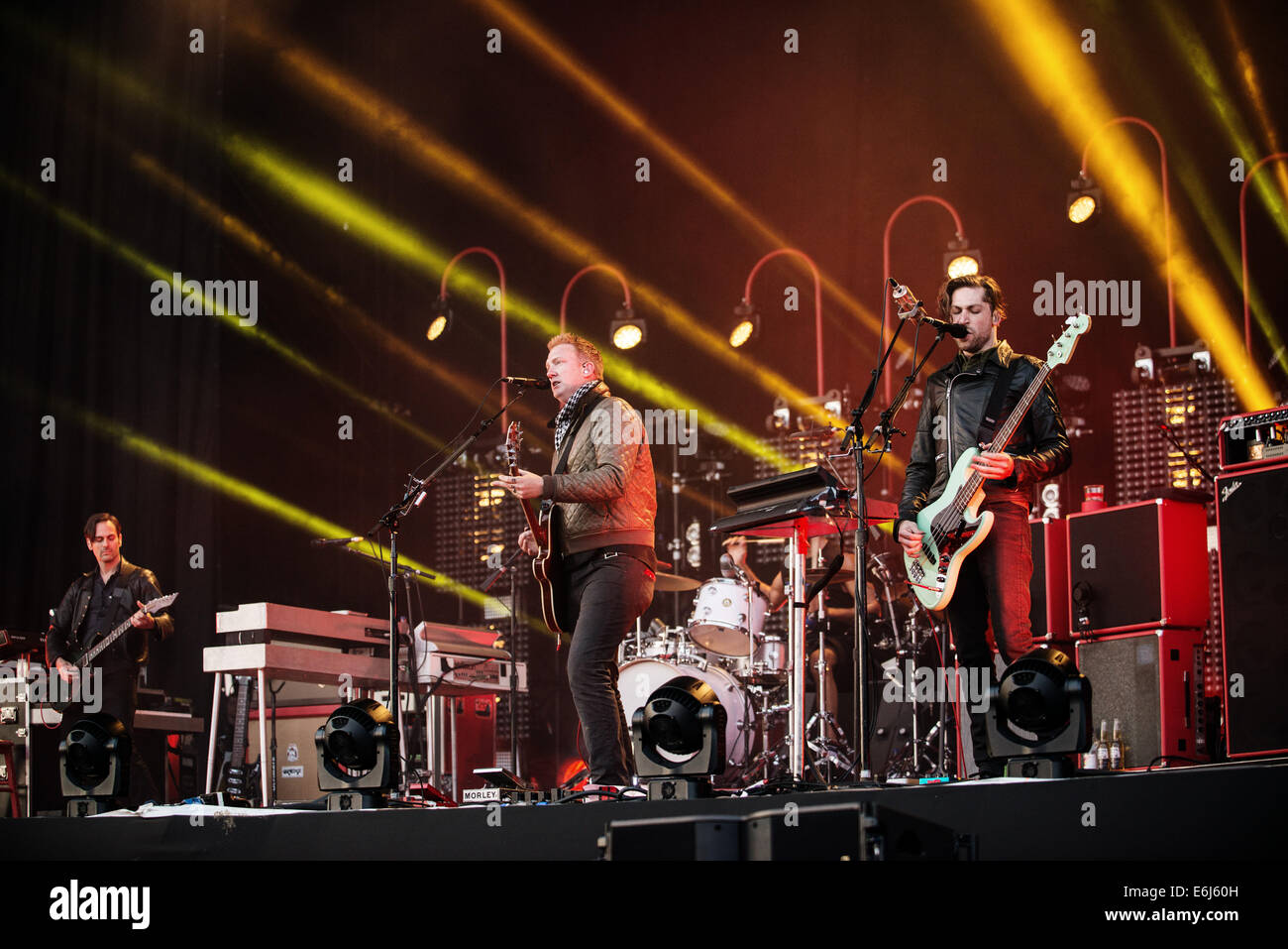 Leeds, UK. 23. August 2014. Josh Homme von Queens of the Stone Age führt am Tag2 des Leeds Festivals am Braham Park am 23. August 2014 in Leeds, England. Bildnachweis: Sam Kovak/Alamy Live-Nachrichten Stockfoto