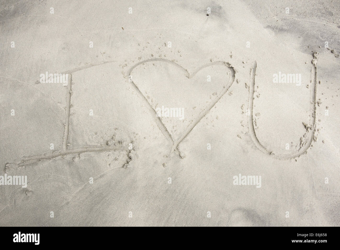 Eine Botschaft der Liebe wird in dem feinen Sand des Heiligen Johannes in der Karibik geteilt. Stockfoto