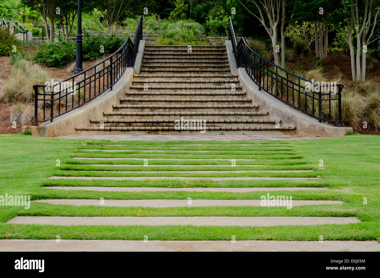 Beton Trittsteine Fuhren Zu Der Treppe Im Garten Stockfoto Bild