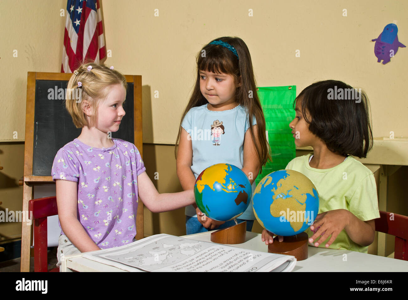 Multi-ethnischen inter-ethnische Vielfalt rassisch verschiedenen Kulturjahr 4-5 Jahre alten jährigen Mädchen Globus Person Menschen sahen einander studieren Stockfoto