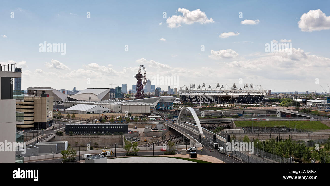 Olympiapark, Stratford mit Canary Wharf im Hintergrund. Stockfoto