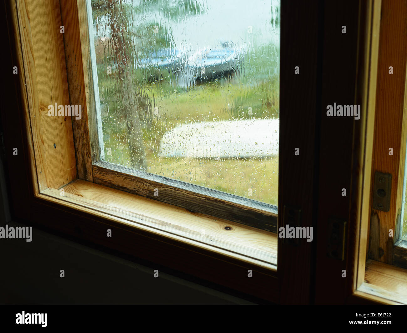 Regen und Feuchtigkeit Kondenswasser am Fenster, alte Struktur Stockfoto