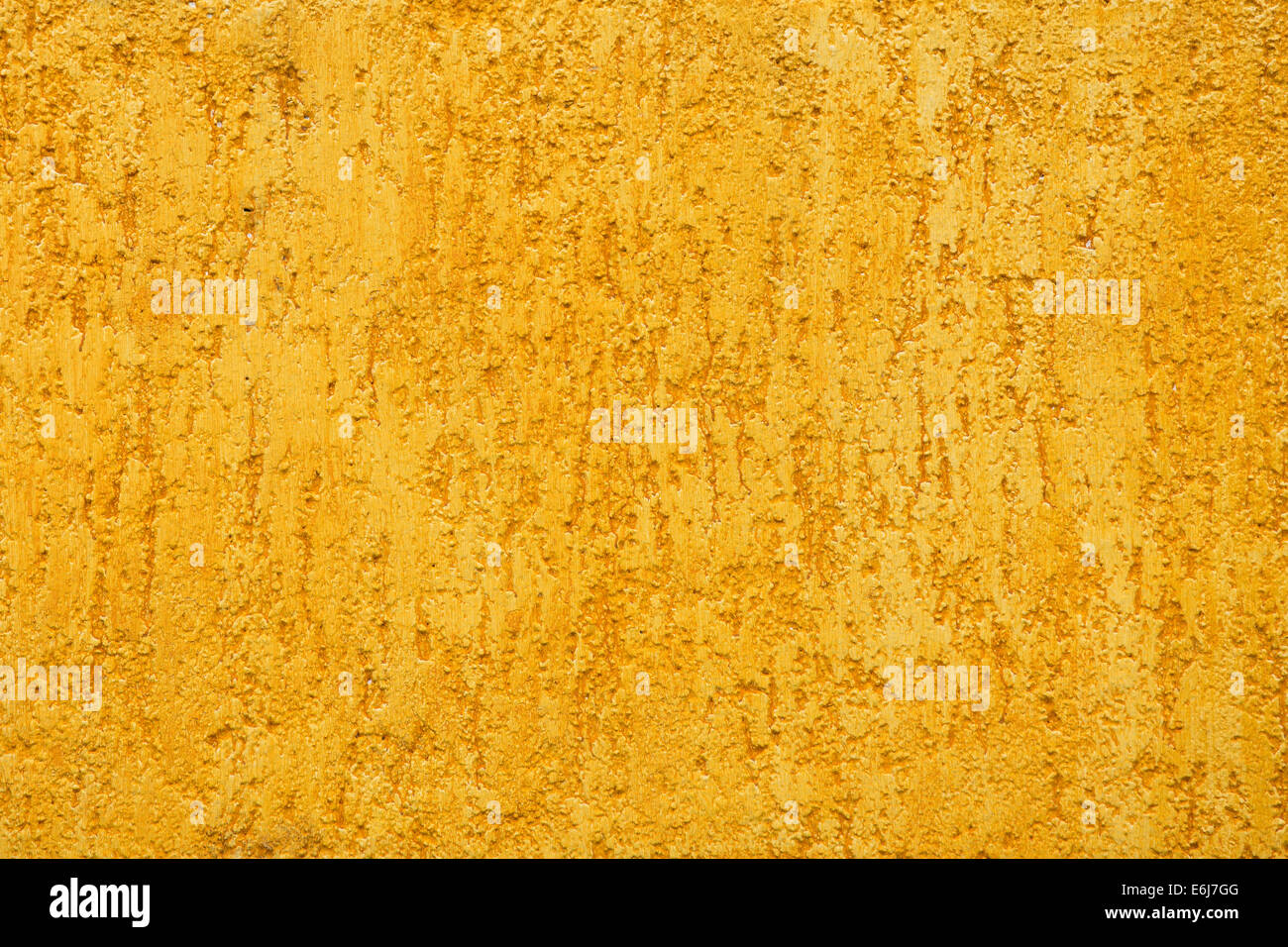 Gelbe durchlässige Wand für Hintergrund oder Textur Stockfoto