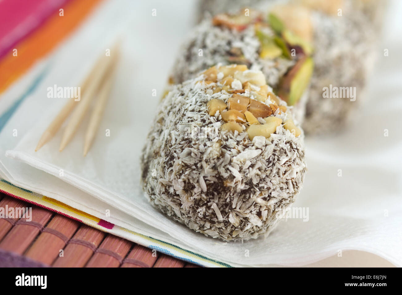 Spezielle türkische Feigen Dessert gekrönt mit Kokos Pulver, Nüssen und Pistazien. Stockfoto