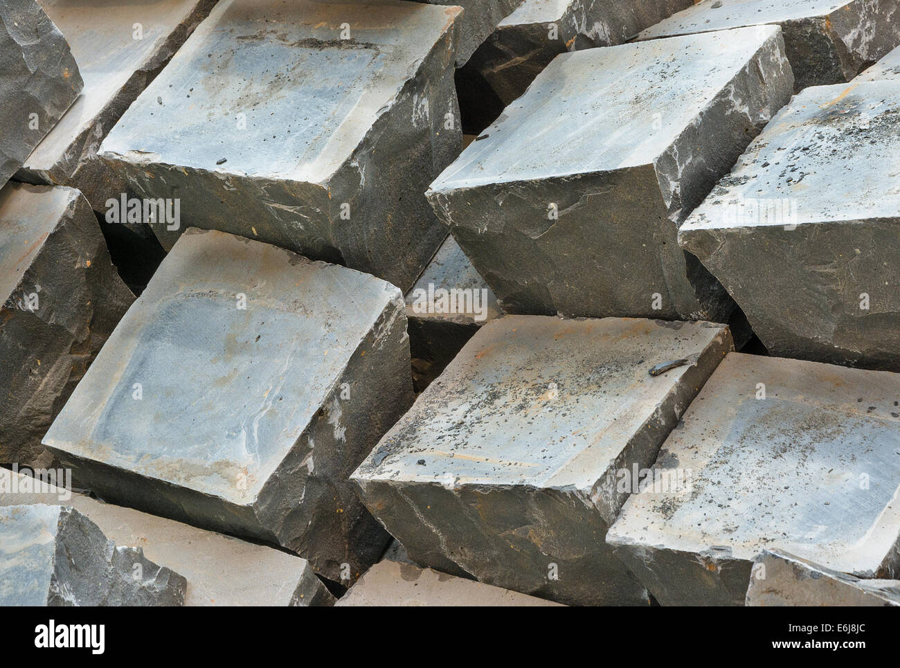 Granitpflaster Sätze gestapelt bereit für den Einsatz Stockfoto