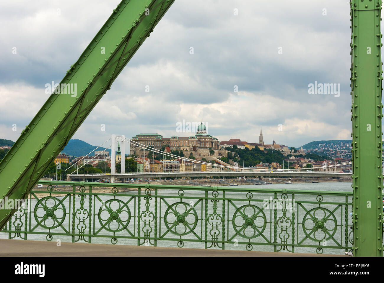 Ansicht der Freiheitsbrücke und Elisabeth-Brücke über die Donau-Budapest mit Budaer Burg im Hintergrund Stockfoto