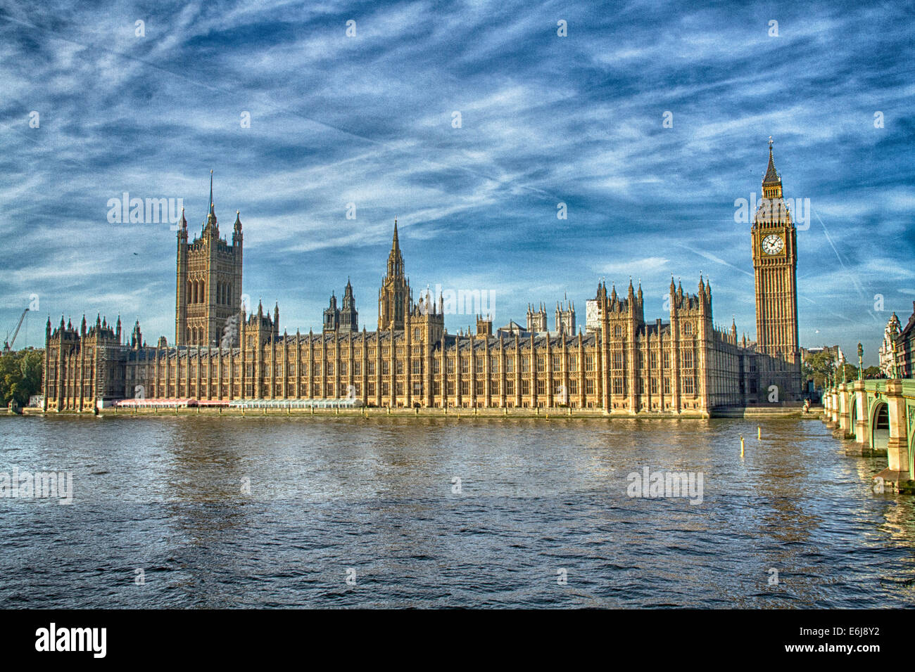 Die Houses of Parliament, der Sitz der britischen Regierung. Entnommen aus der Südseite der Westminster Bridge Stockfoto
