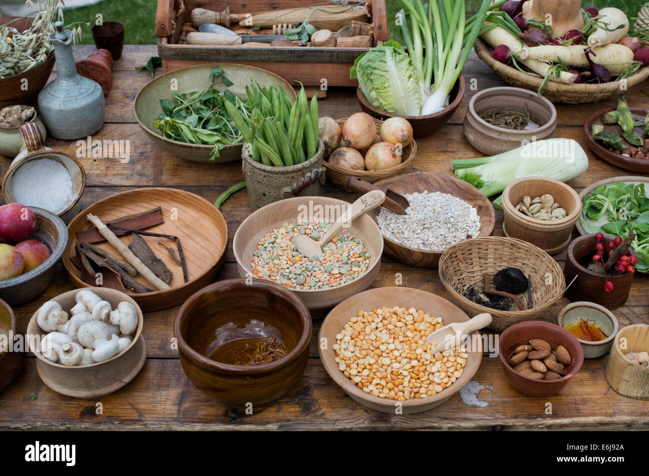 Tabelle der mittelalterliche Speisen einschließlich Muttern Samen Beeren Gemüse und Hülsenfrüchte zu einem historischen re Erlass Stockfoto