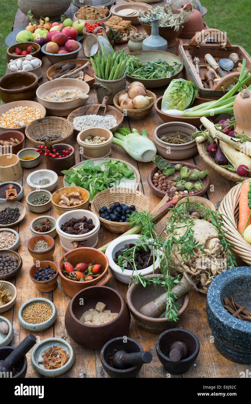 Tabelle der mittelalterliche Speisen einschließlich Muttern Samen Beeren Gemüse und Hülsenfrüchte zu einem historischen re Erlass Stockfoto