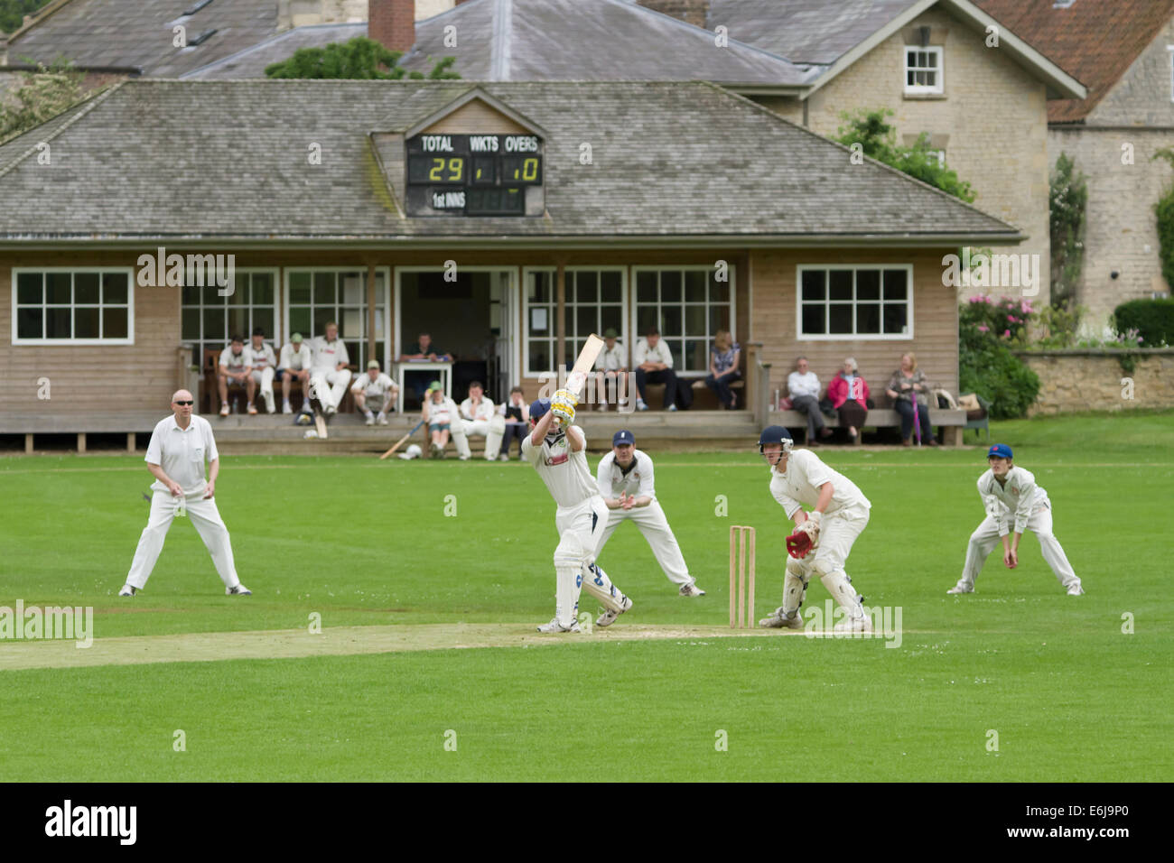 Dorf-Cricket in Hovingham in North Yorkshire England Stockfoto