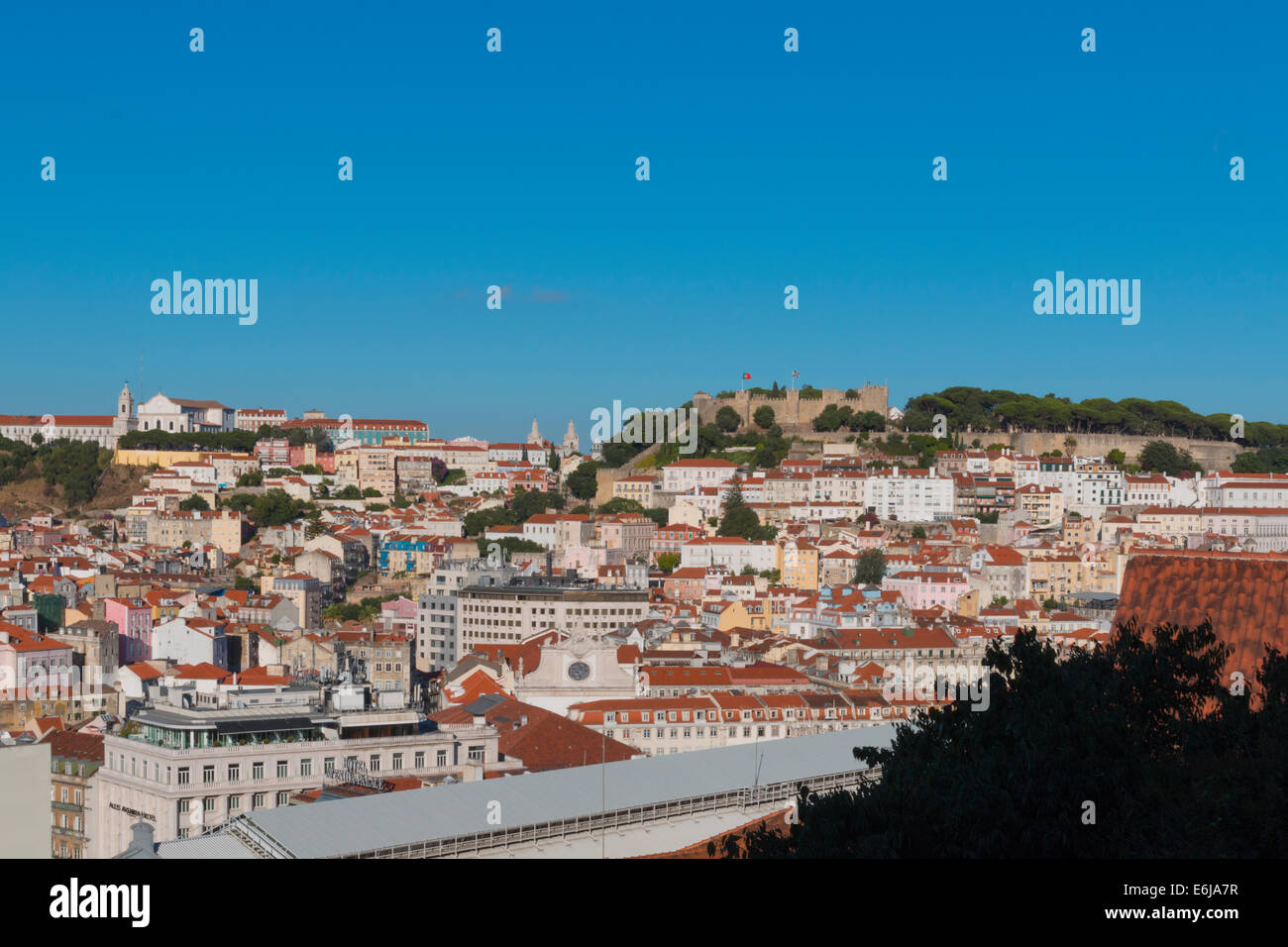 Blick auf das Castelo Sao Jorge in Lissabon, Portugal, einer maurischen Burg, die ursprünglich im Mittelalter gebaut. Stockfoto