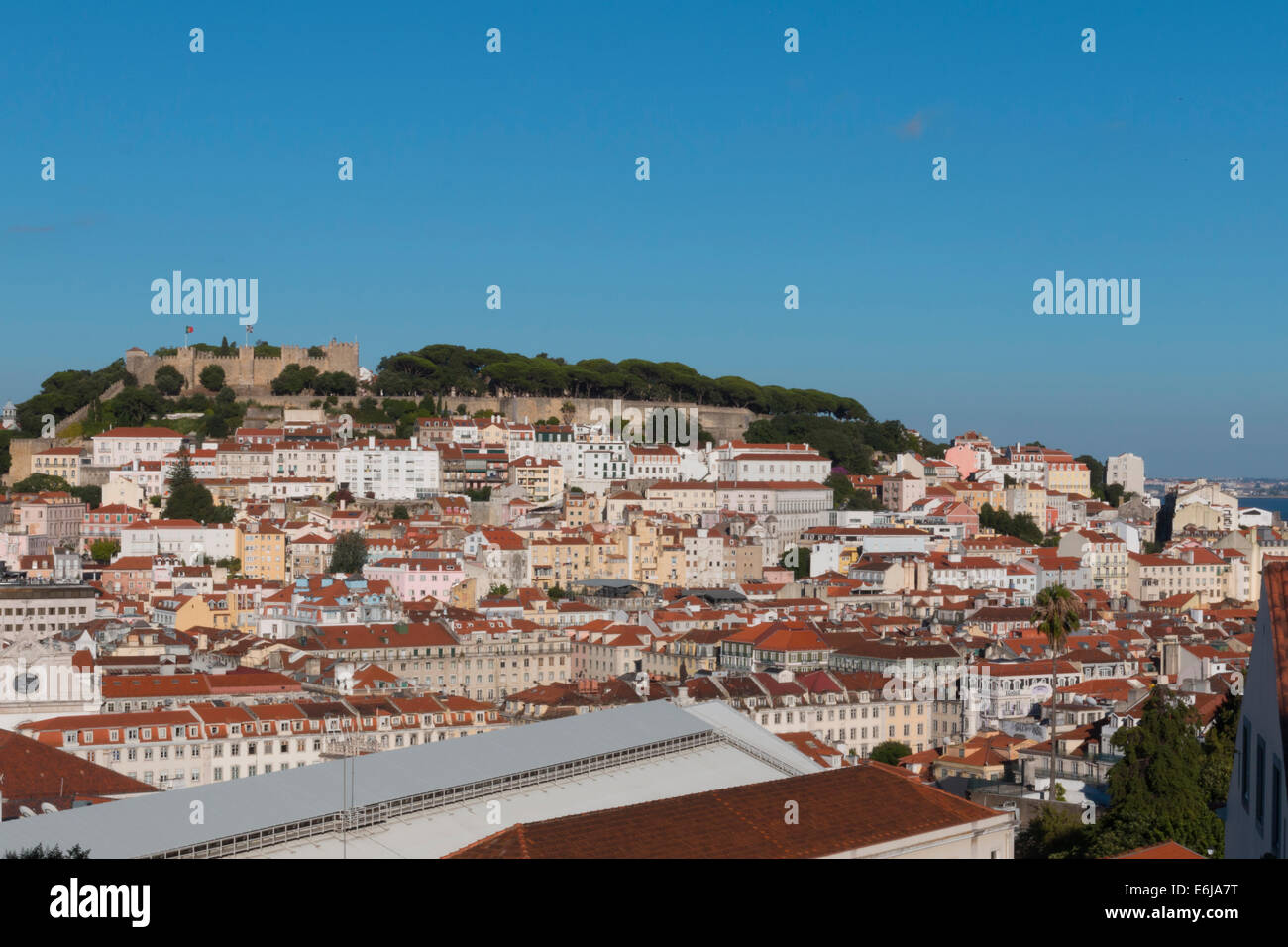Blick auf das Castelo Sao Jorge in Lissabon, Portugal, einer maurischen Burg, die ursprünglich im Mittelalter gebaut. Stockfoto
